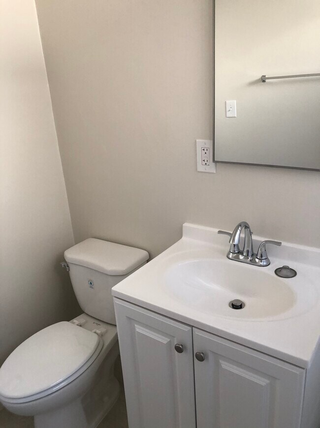 Building Photo - 14027 Oxnard St