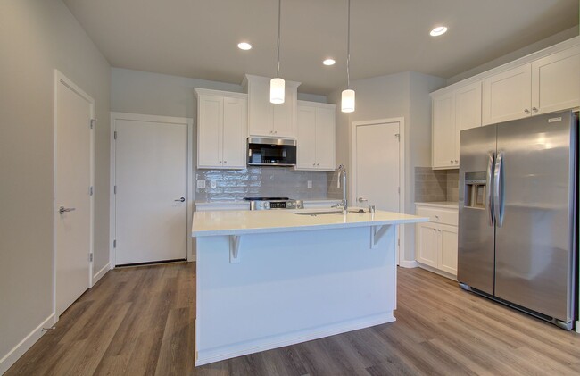 Building Photo - Beautiful Townhouse with Easy Access to Ev...