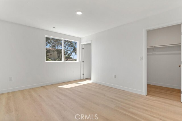 Building Photo - 705 W 80th St