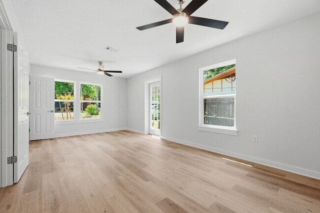 Building Photo - All Brick Home & Large Yard in Niceville!