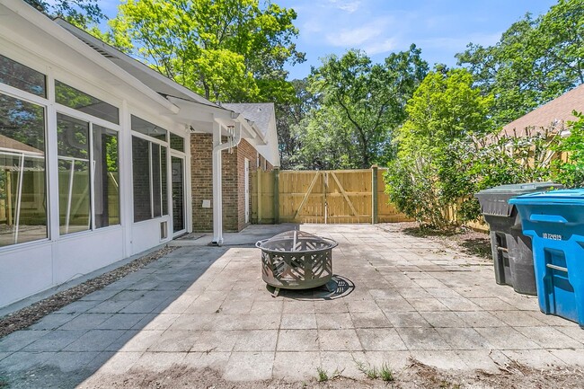Building Photo - Move-In Ready Home in a Prime Summerville ...