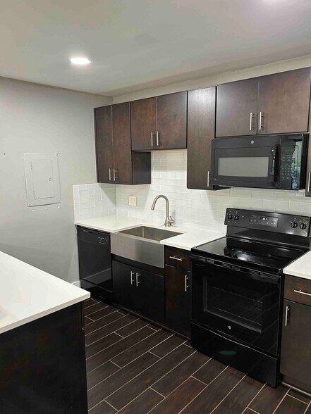 Building Photo - 2601 Hillsboro Pike