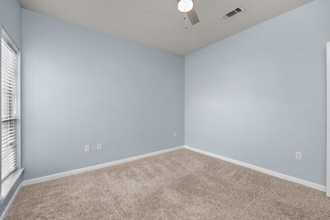 Building Photo - MOVE-IN SPECIAL!