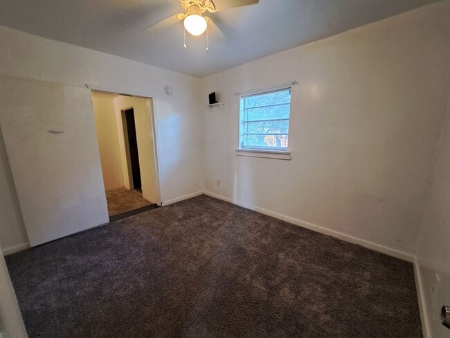 Building Photo - Recently Renovated 3BR/1BA Home!