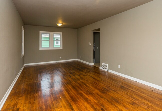 Building Photo - Adorable 2 Bedroom 1 Bath Home