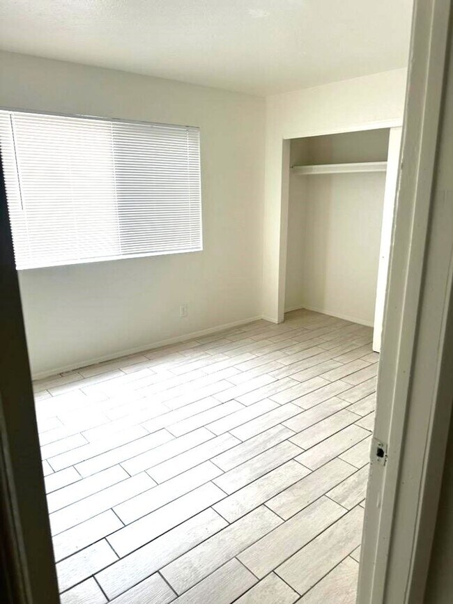 Building Photo - 2 bed 2 bath condo with balcony