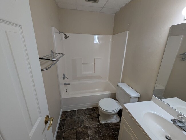 Building Photo - Modern 1BR Condo at Pembroke Gardens – Balcony, Pool Access & Utilities