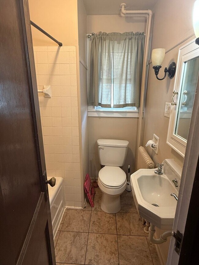 Building Photo - Charming 3BR House in Albany
