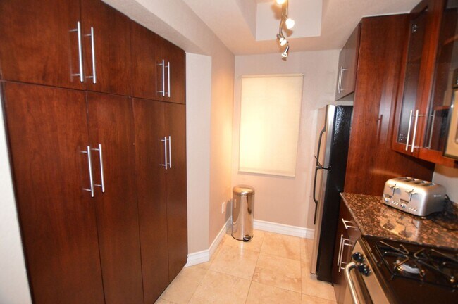 Building Photo - Meridian Furnished 2 Bed | 2 Bath Condo wi...