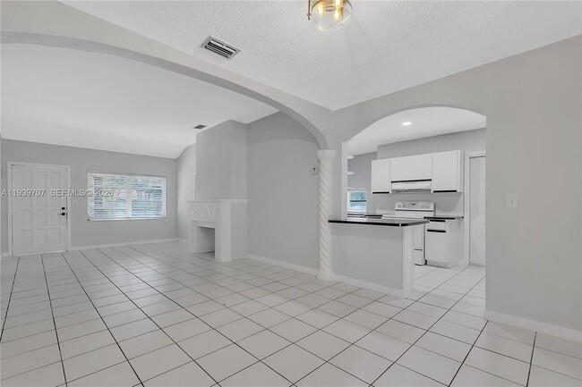 Building Photo - 2327 SW 22nd Terrace