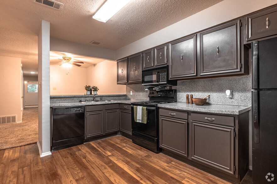 2BR, 2BA - Kitchen - The Q's at Towne Oaks