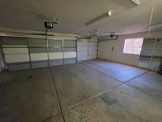 Building Photo - Spacious 3-Bedroom Home with RV Parking & 3-Car Garage in Bullhead City