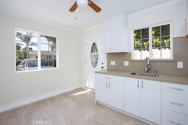 Building Photo - 7822 Hazeltine Ave