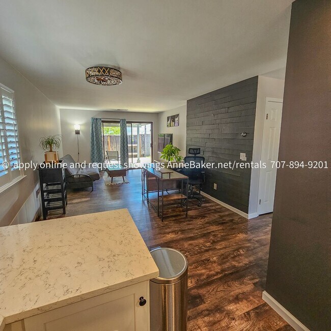 Building Photo - Exquisitely Updated Condo - Must See