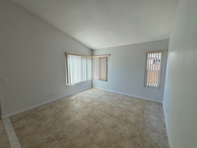 Building Photo - 4 bedroom - 2 Bathroom