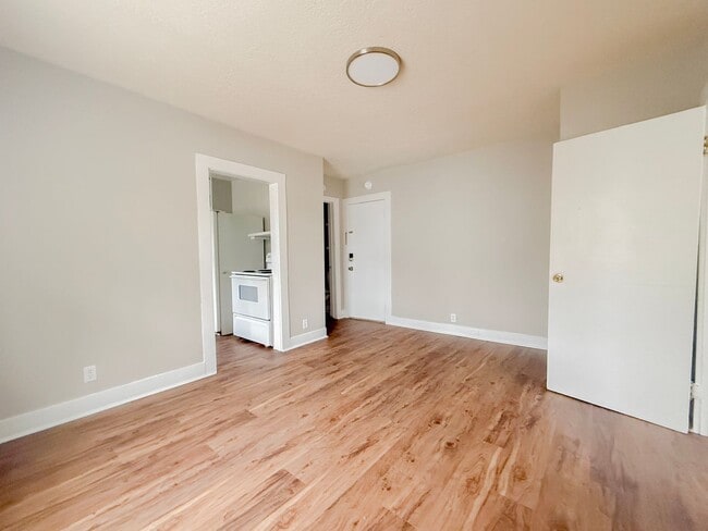 Building Photo - 1-Bedroom Single-Level Duplex with Yard in Sparta, TN