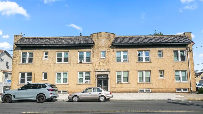 Primary Photo - 260 Davis Ave