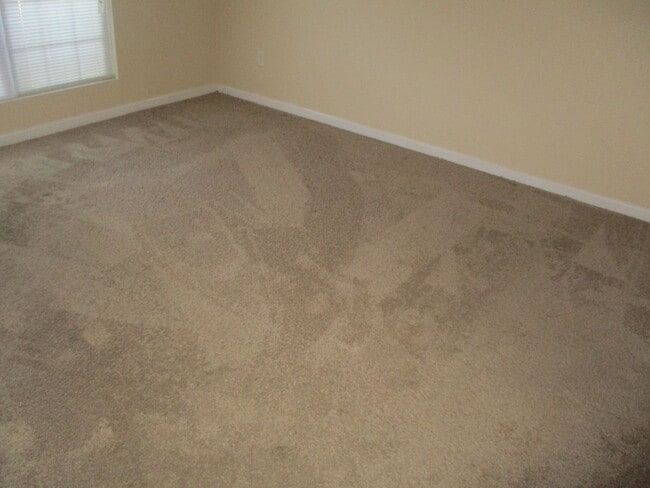 Building Photo - 222 Glade Ln