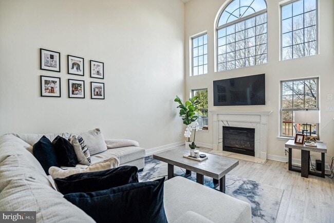 Building Photo - 1855 Creekview Ln