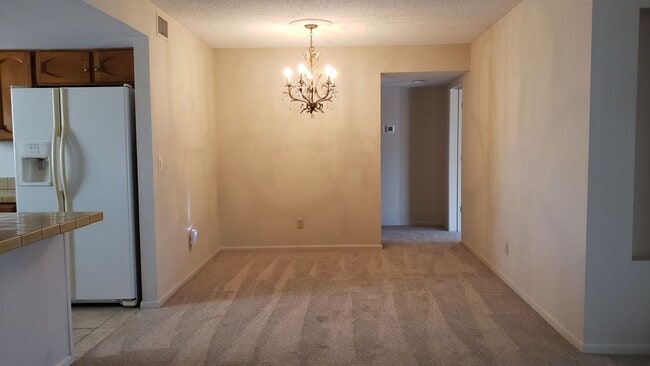 Building Photo - UNFURNISHED Great single faimly home.
