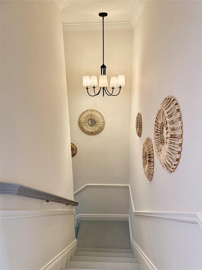 Building Photo - 1010 NE 8th Ave