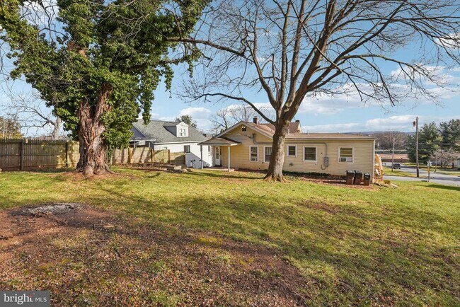 Building Photo - 209 Locust St