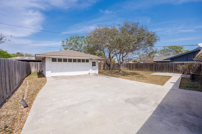 Building Photo - 1137 Bradshaw Dr