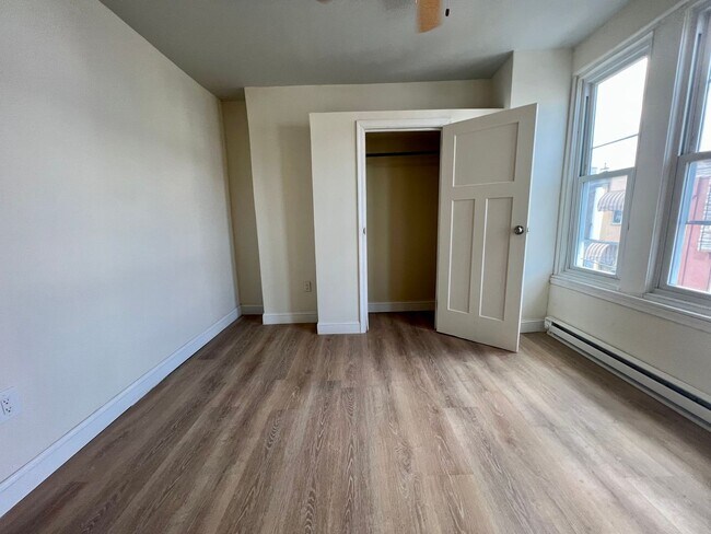 Building Photo - Newly Renovated 3-Bedroom Townhome in Fairhill! Available NOW!