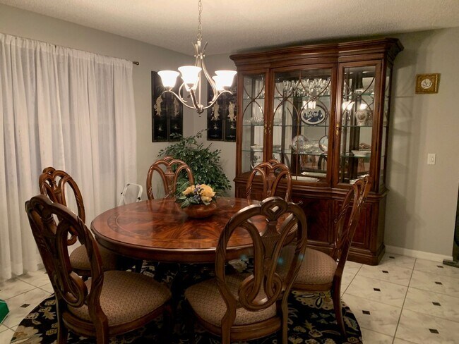 Building Photo - Spectacular Fully Furnished SEASONAL Home with Golf Course views and pool*