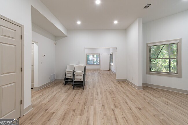 Building Photo - 651 Briarleigh Way