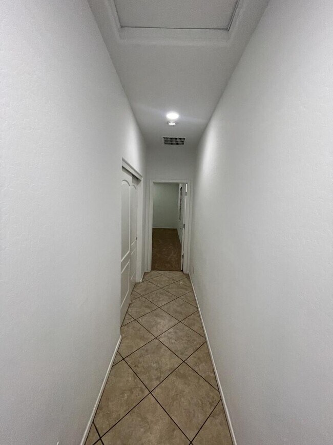 Building Photo - 4425 E Muriel Dr