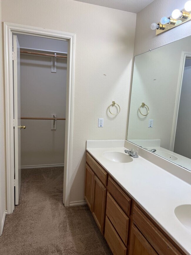 Building Photo - Cougar Ridge III Duplex