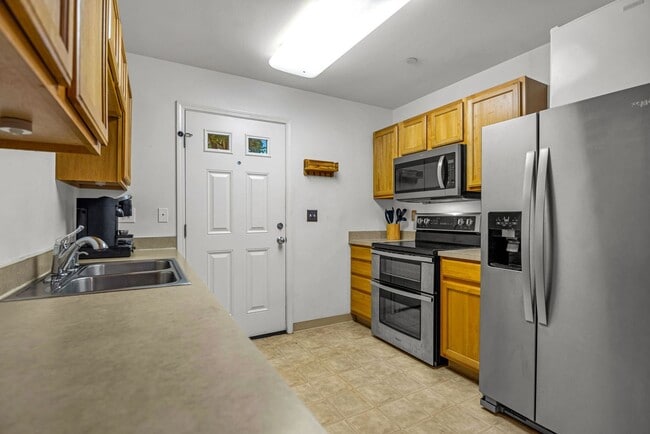Building Photo - Move-In Ready 2BR/2BA Condo – Fully Furnished, AC, Washer/Dryer, 2 Parking stalls