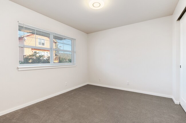 Building Photo - Modern 3-Bedroom Townhouse with Laundry in...