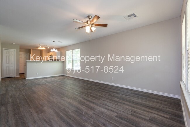 Building Photo - 4 Bedroom 2 Bath + Updated
