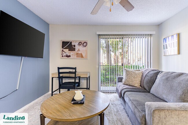 Building Photo - 1000 Palm Pl Dr NE