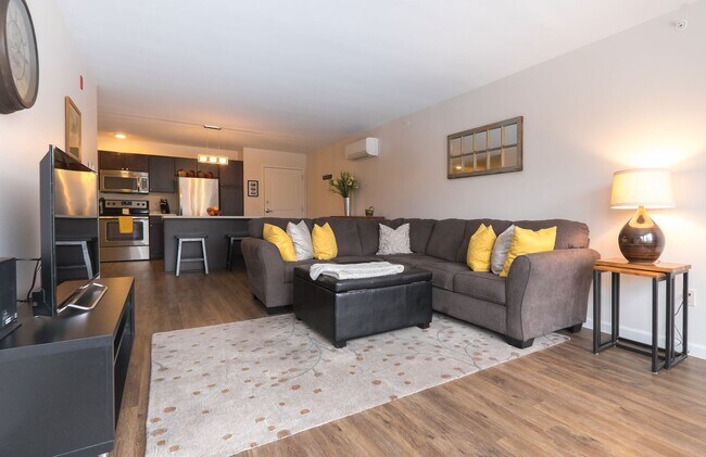 Building Photo - 2 Bedroom/ 2 Bathroom End Unit Coming Avai...