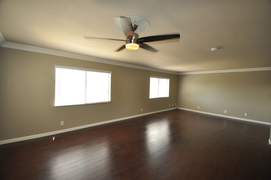 Building Photo - 2119 Elsinore St