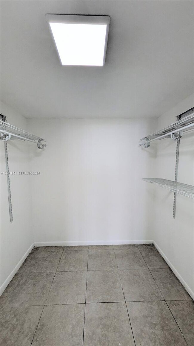 Building Photo - 10865 SW 112th Ave