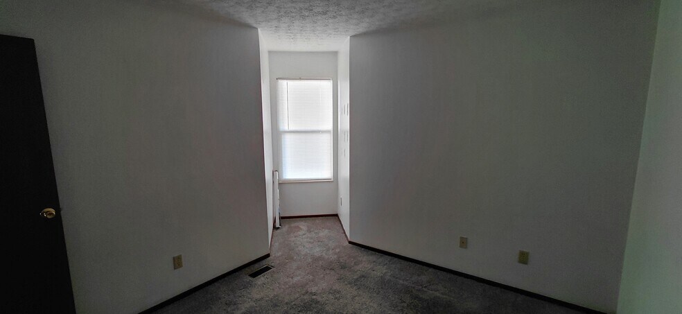 Building Photo - 2585-2587 Four Seasons Dr