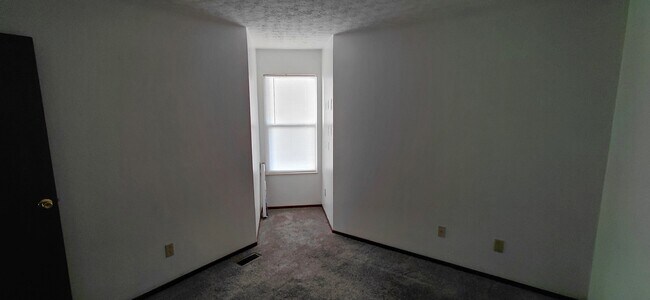 Building Photo - 2585-2587 Four Seasons Dr