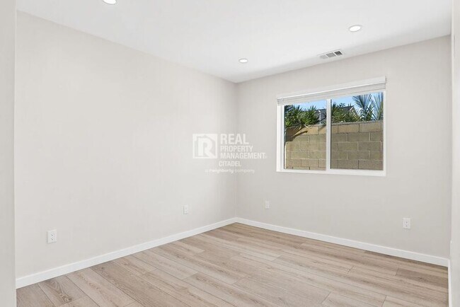 Building Photo - 996 S Siet Pl