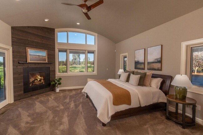Building Photo - Stunning Tumalo Estate-6 Bed - 7.5 Bath ov...