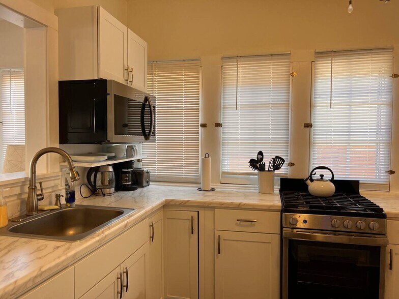 Building Photo - 118 S J St