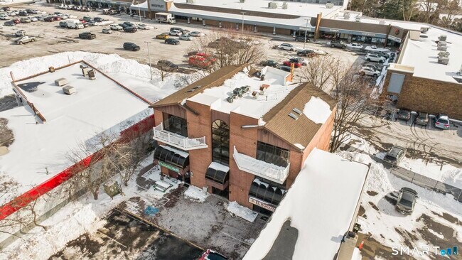 Building Photo - 937 Post Rd