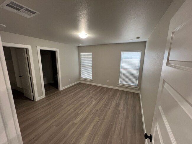 Building Photo - Available Starting in March! 3/2/2 in Bell Farms!