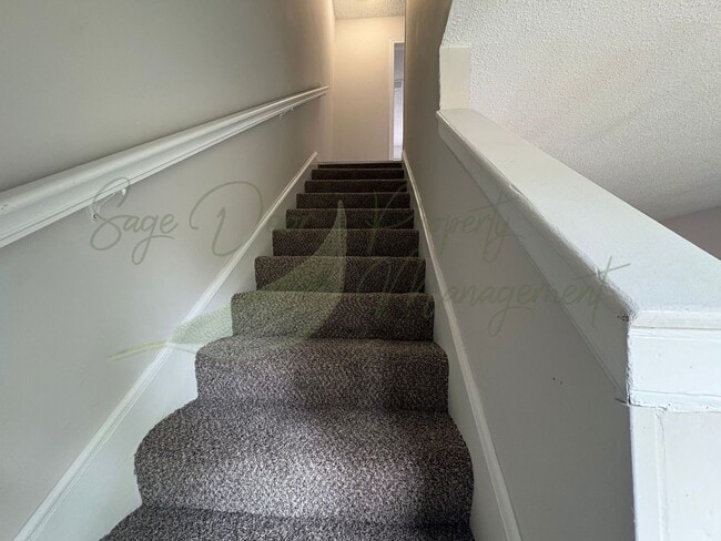 Building Photo - SPACIOUS TOWNHOME IN KANSAS CITY