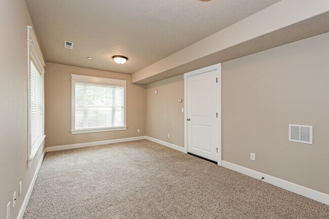 Building Photo - End unit 3BD 2.5BA + Loft +  Tri Level Townhouse w/Garage + AC + Balcony + Washer/Dryer