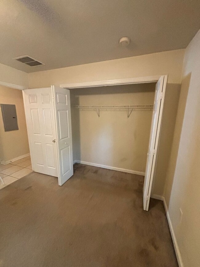 Building Photo - Awesome 3x3 Townhouse with Private Driveway!