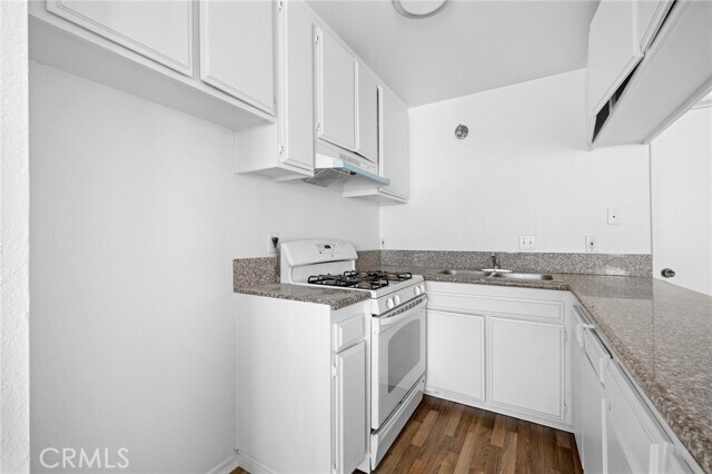 Building Photo - 6716 Sylmar Ave
